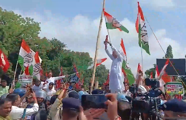 Congress Leader Climbs Barricade in Patna Protest
